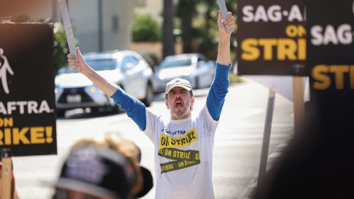 Hollywood actors reach tentative deal with studios to end strike