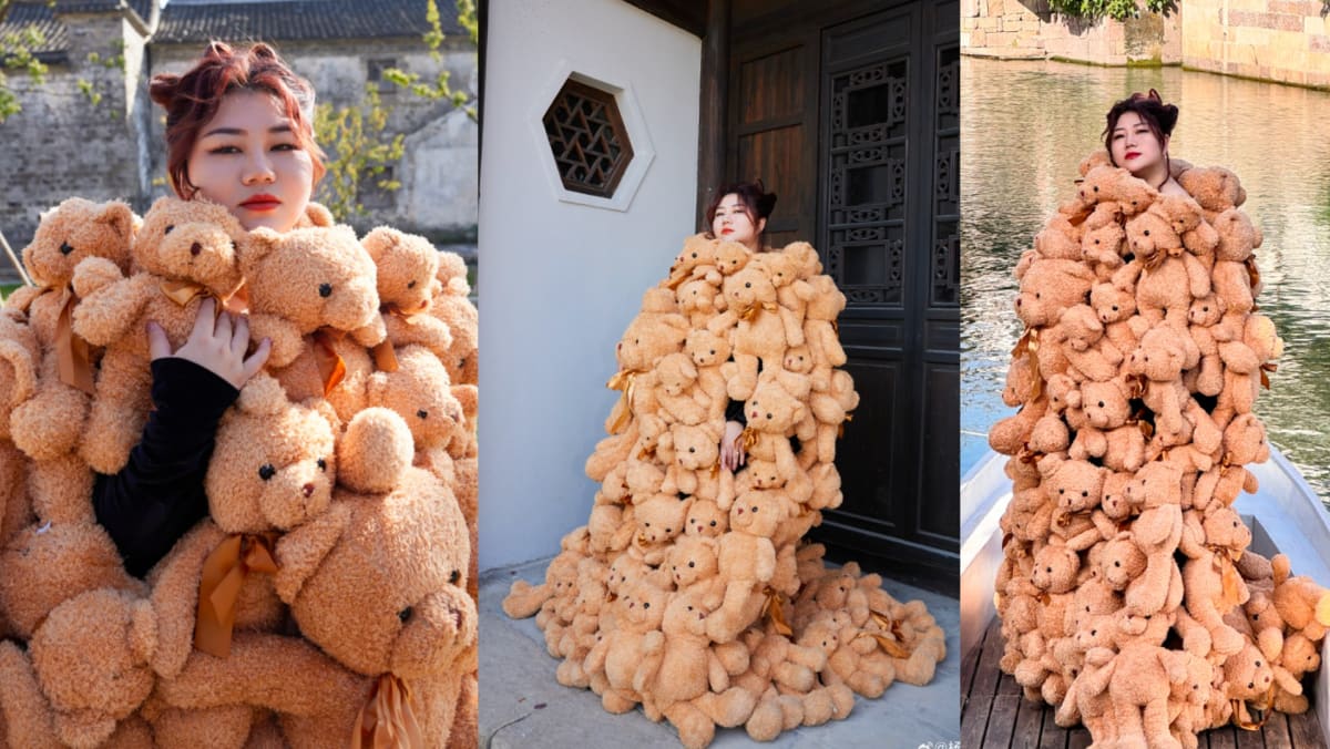 China’s Famed Artiste Manager Yang Tian Zhen Wears “100kg” Dress Made Of Teddy Bears To Awards Ceremony