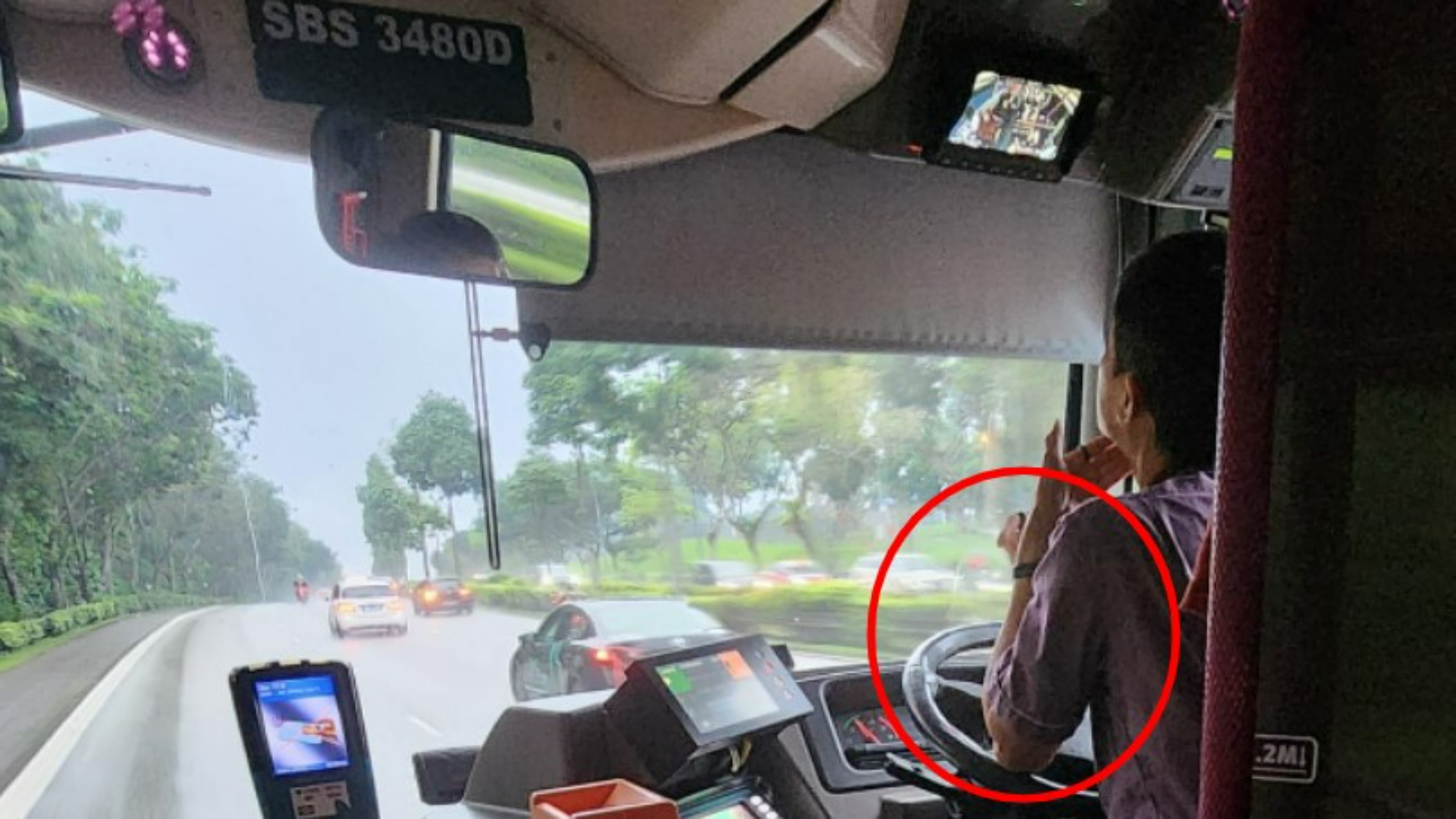 Netizens defend bus driver who “controlled the wheels with elbows”, calling passenger who took photo “cowardly”