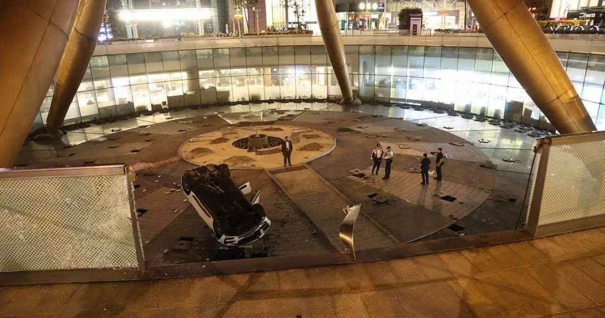 Car Plunges Into Suntec City’s Fountain of Wealth; 56YO Investigated for Dangerous Driving