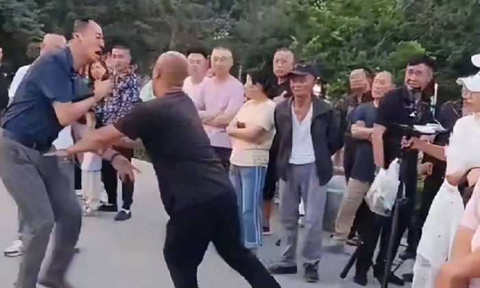 On June 30, a male influencer in Jilin Province, China, was stabbed to death by a 53-year-old drunk while dancing in a square. Video footage of the incident showed hundreds of people watching he dying, no one stopping the killer or calling the police even the victim bleeding.