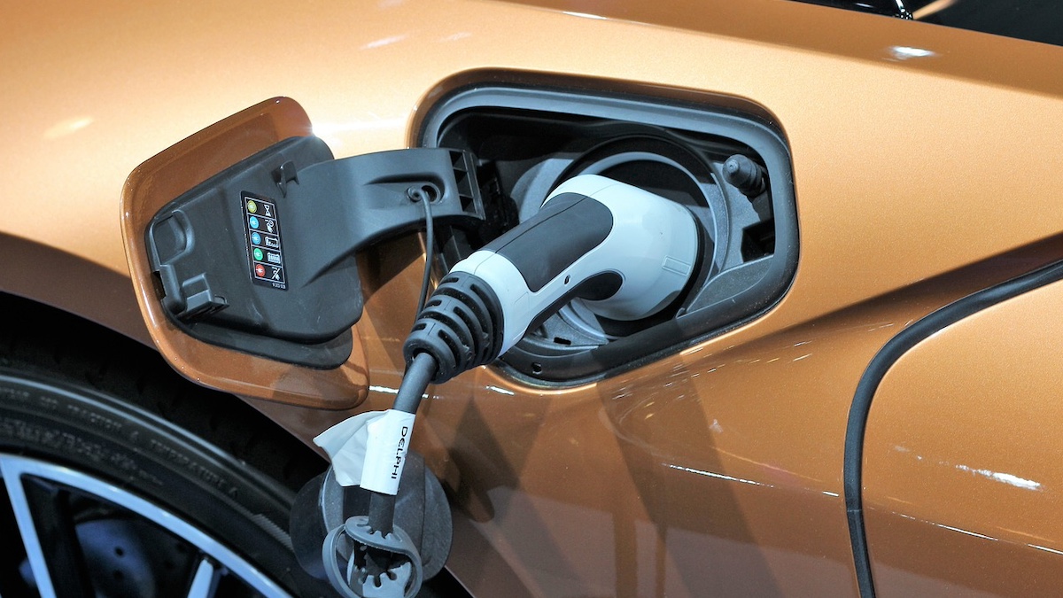 EV Adoption Accelerates, hitting 32.6% Market Share in 2024