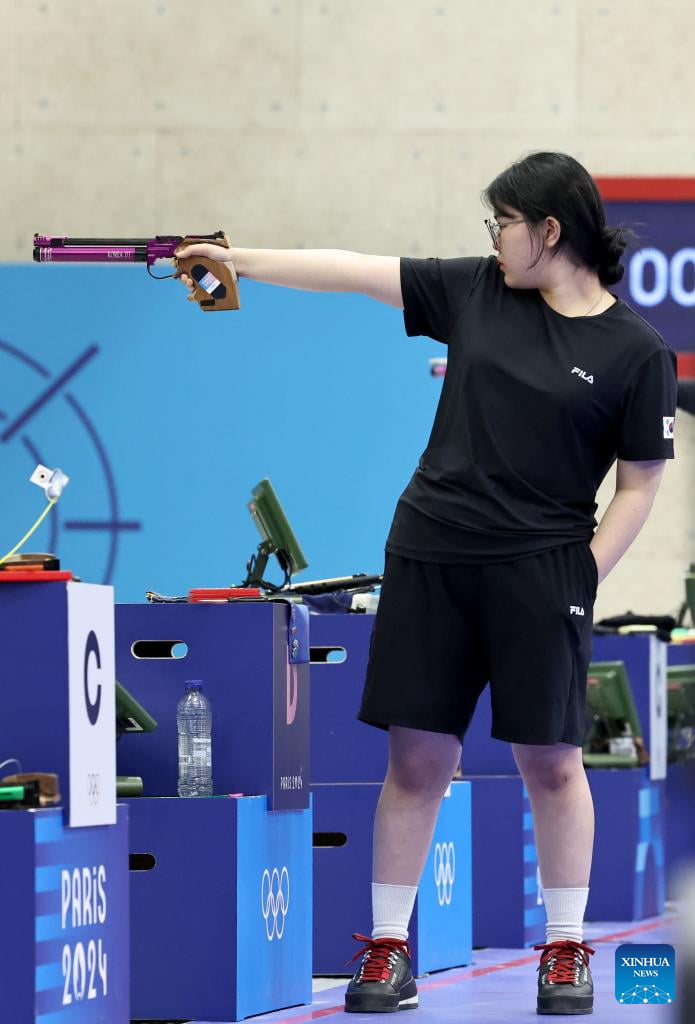 19 year old Oh Ye-Jin breaks Olympic record and wins gold for South Korea in shooting, whilst not wearing any specialized equipment and casually keeping her hand in her pocket