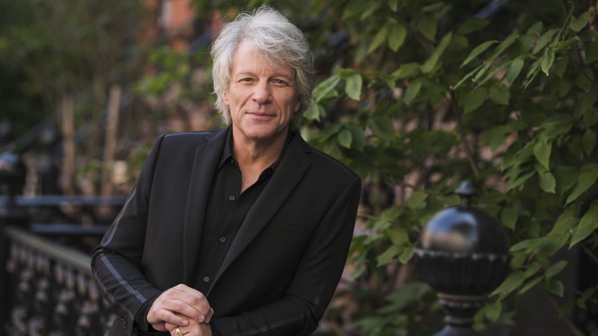 Jon Bon Jovi helps talk woman down from ledge on Nashville bridge