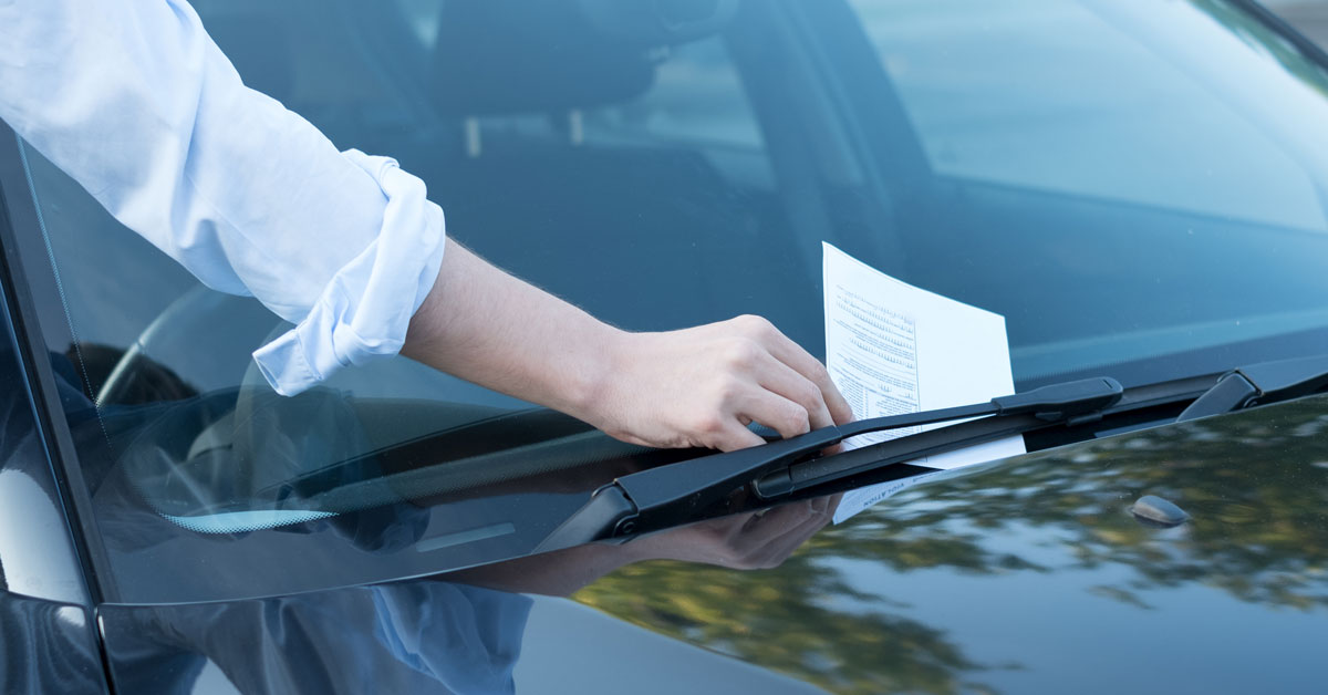 A Driver from China Received a  Parking Fine & Tried to Bribe Parking Warden with 