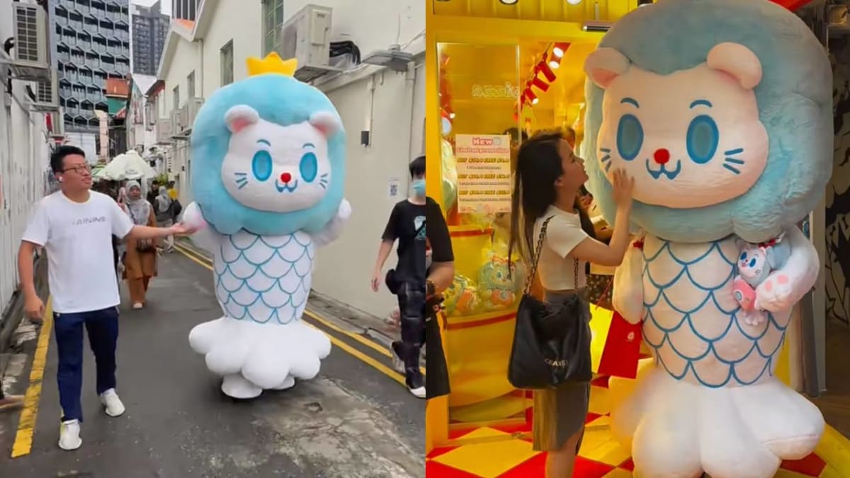 Merlion Mascot Charms Crowd In Chinatown, Tourists Ask For His Schedule