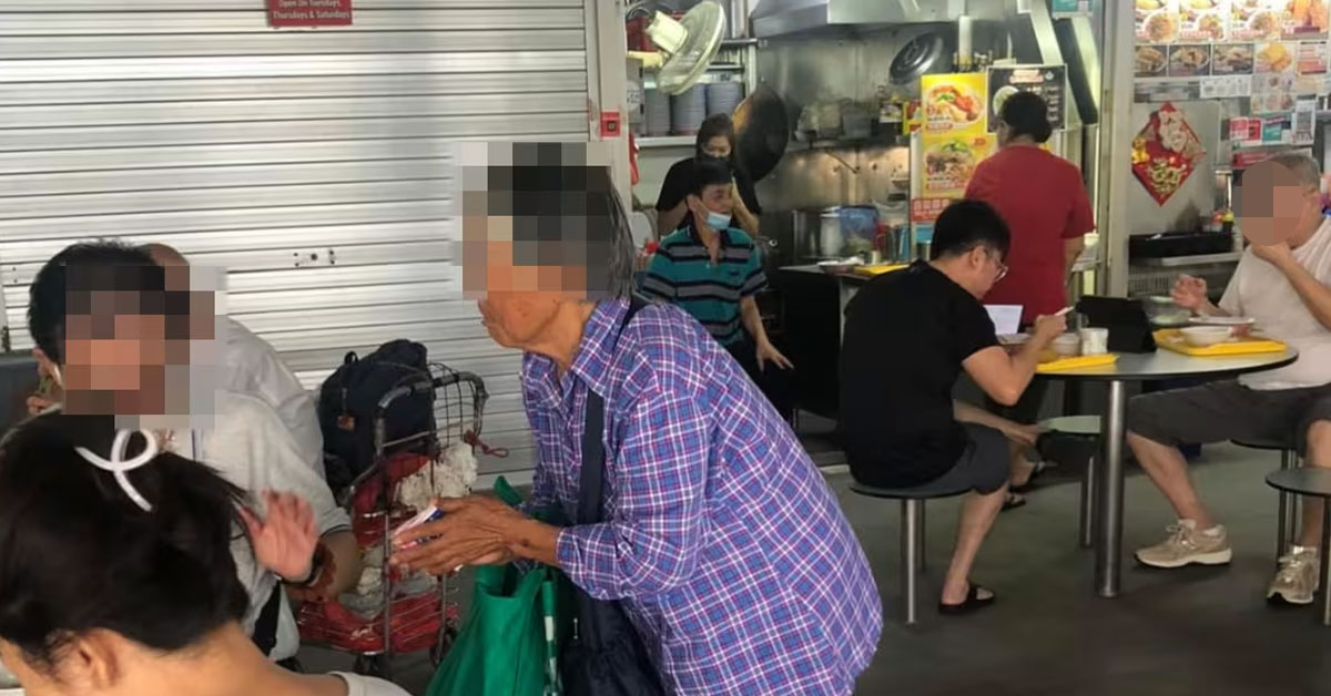 Foreigners Allegedly Sell Tissue Paper At Bedok Hawker Centre, Affecting Local Tissue Paper Sellers