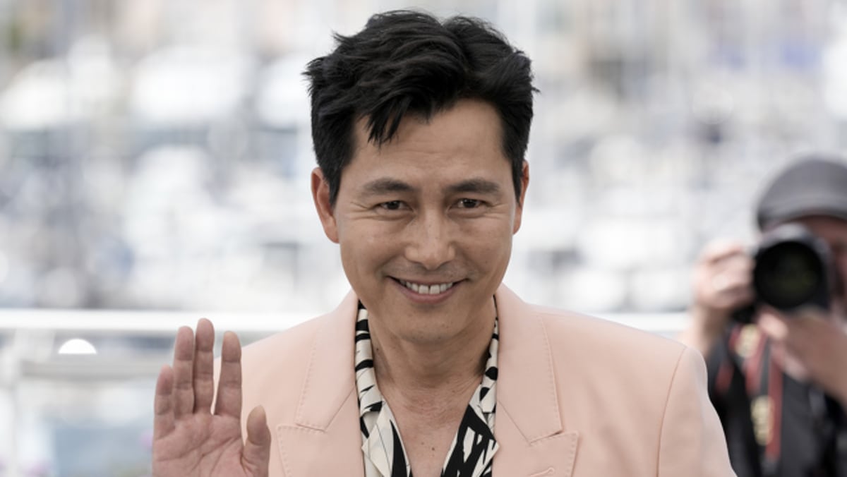 South Korean actor Jung Woo-sung apologises at awards show after baby scandal