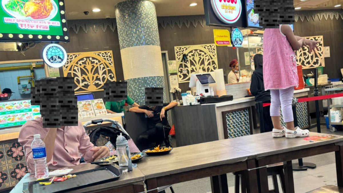 Man Criticised For Letting His Kid Stand On Food Court Table In S’pore